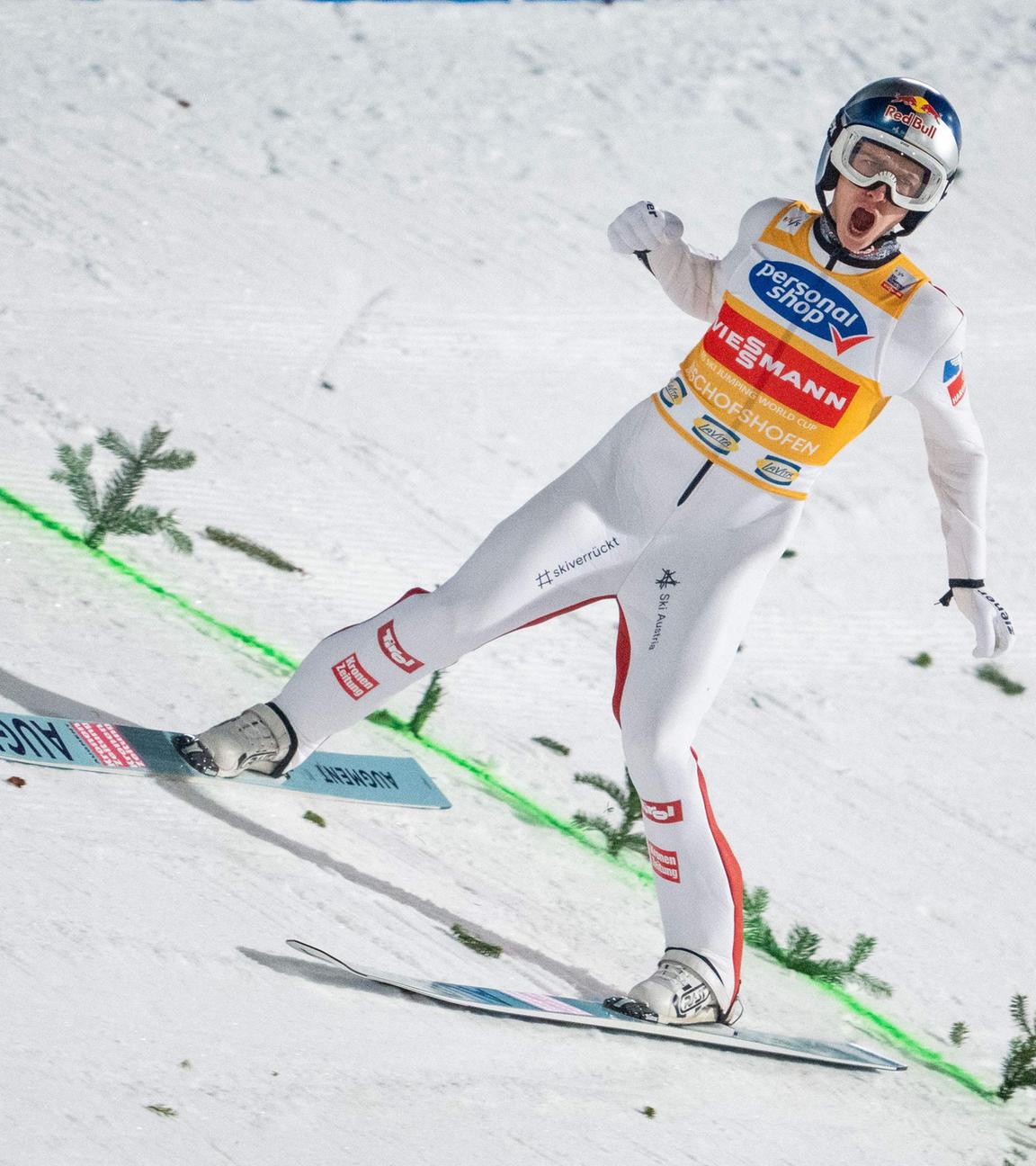 Daniel Tschofenig jubelt bei der Landung im letzten Springen der Vierschanzentournee 2024/25
