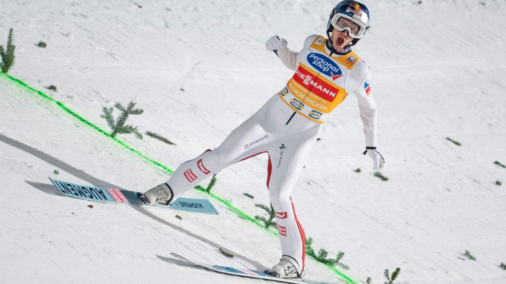 Daniel Tschofenig jubelt bei der Landung im letzten Springen der Vierschanzentournee 2024/25