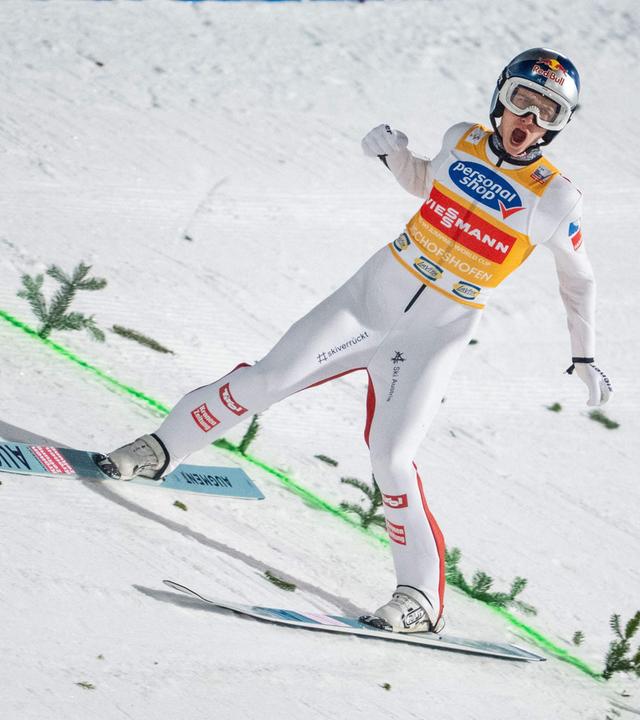 Daniel Tschofenig jubelt bei der Landung im letzten Springen der Vierschanzentournee 2024/25