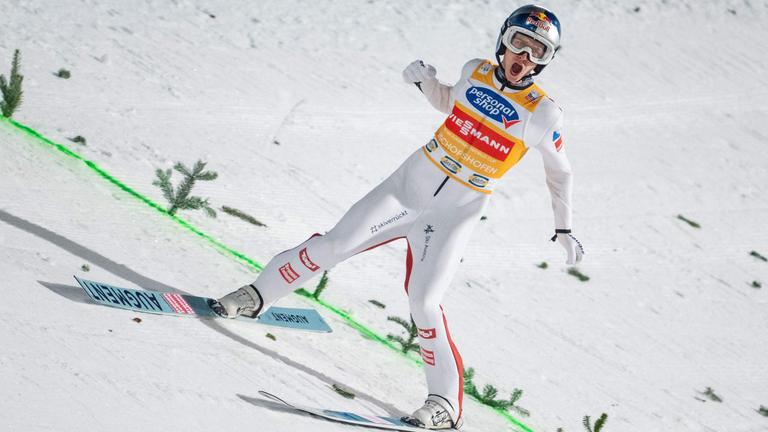 Daniel Tschofenig jubelt bei der Landung im letzten Springen der Vierschanzentournee 2024/25