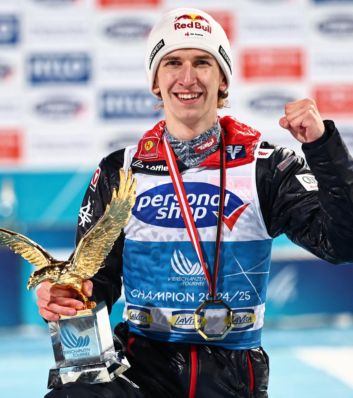 Daniel Tschofenig bejubelt den Gesamtsieg der Vierschanzentournee 2024/2025.