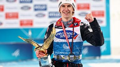 Daniel Tschofenig bejubelt den Gesamtsieg der Vierschanzentournee 2024/2025.