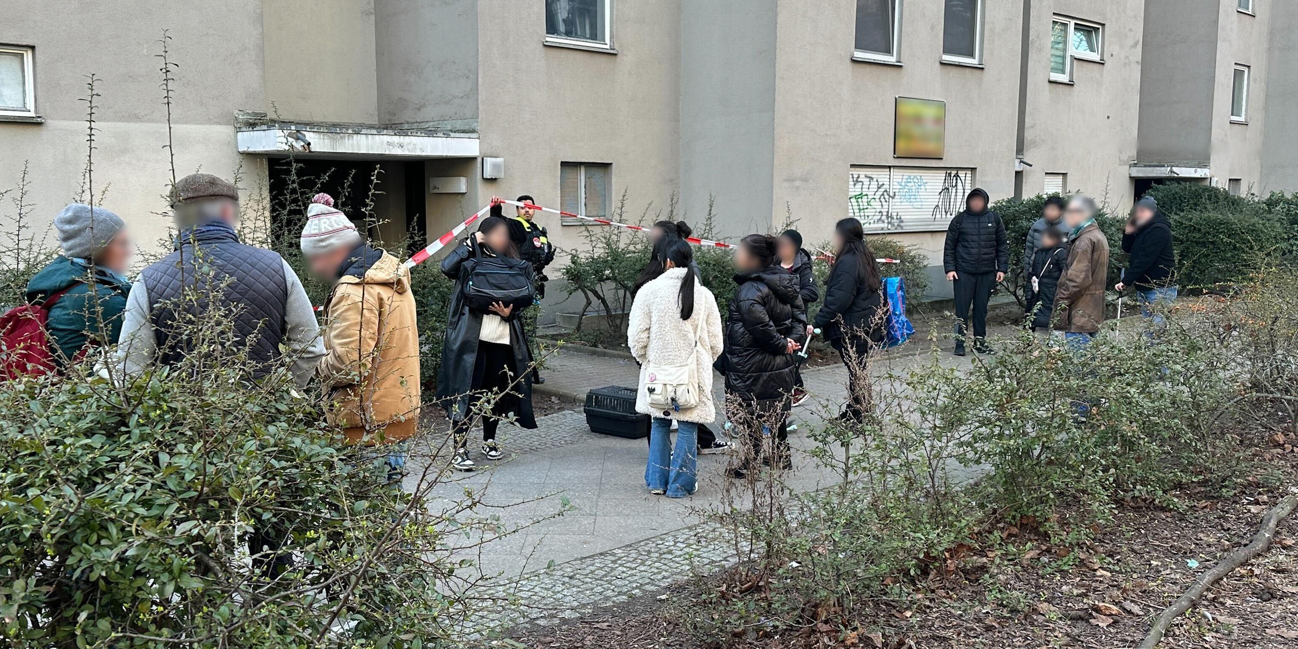 Anwohner stehen vor dem Wohnhaus der früheren RAF-Terroristin Daniela Klette, das wegen einer möglichen Gefahr geräumt wurde.