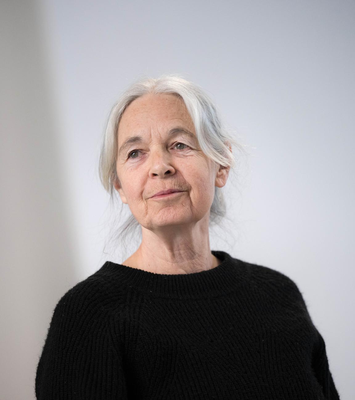 Die Angeklagte, Daniela Klette, steht im provisorischen Gerichtssaal des Landgerichts Verden in Verden-Eitze.