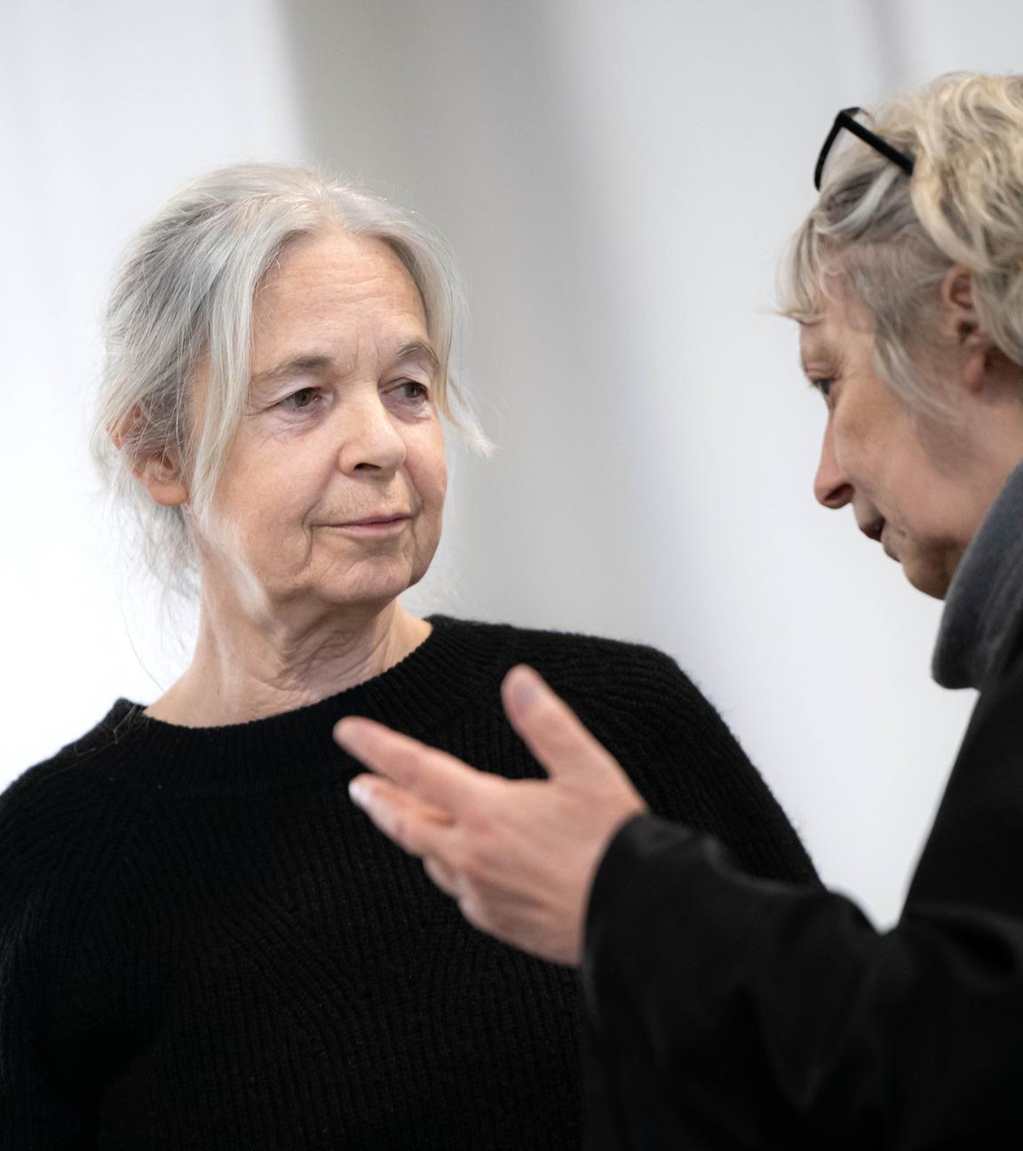 Die Angeklagte Daniela Klette (l) steht mit ihrer Anwältin Undine Weyers zu Beginn des Verhandlungstages im provisorischen Gerichtssaal des Landgerichts Verden in Verden-Eitzem am 28.04.2026.