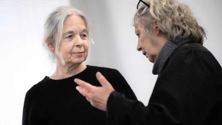 Die Angeklagte Daniela Klette (l) steht mit ihrer Anwältin Undine Weyers zu Beginn des Verhandlungstages im provisorischen Gerichtssaal des Landgerichts Verden in Verden-Eitzem am 28.04.2026.