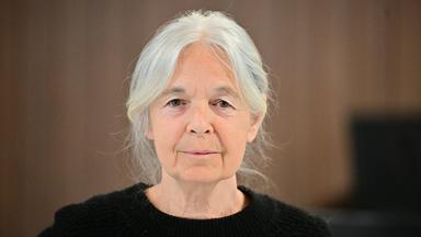 Archiv: Die Angeklagte, Daniela Klette, steht im provisorischen Gerichtssaal des Landgerichts Verden in Verden-Eitze. 