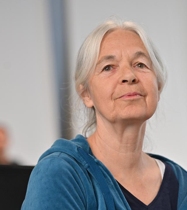  Die Angeklagte Daniela Klette sitzt in dem provisorischen Gerichtssaal des Landgerichts Verden in Verden-Eitze. 