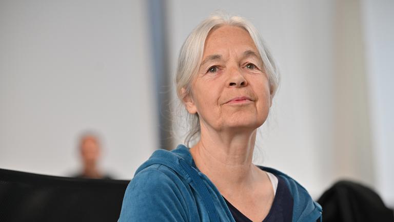  Die Angeklagte Daniela Klette sitzt in dem provisorischen Gerichtssaal des Landgerichts Verden in Verden-Eitze. 