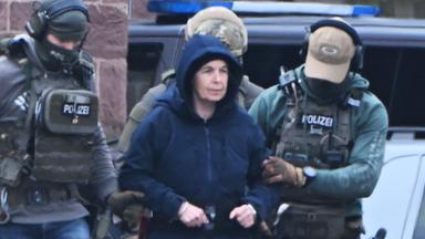 Baden-Württemberg, Karlsruhe: Im Innenhof eines Behördenzentrums wird die frühere RAF-Terroristin Daniela Klette zu einem Hubschrauber geführt.
