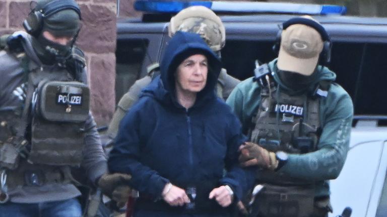 Baden-Württemberg, Karlsruhe: Im Innenhof eines Behördenzentrums wird die frühere RAF-Terroristin Daniela Klette zu einem Hubschrauber geführt.