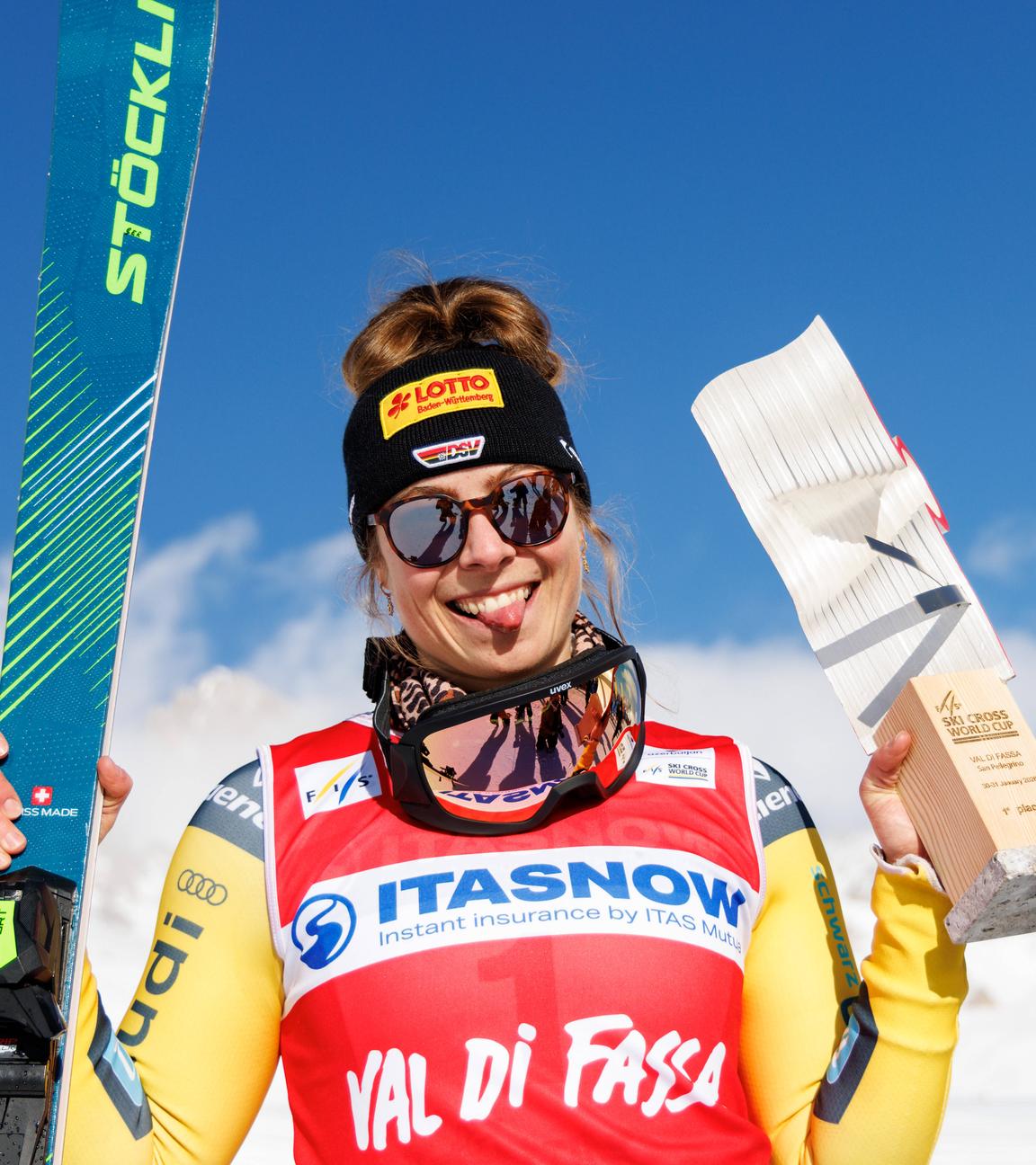 Daniela Maier jubelt am 31.01.2026 mit der Trophäe in Val die Fassa. 