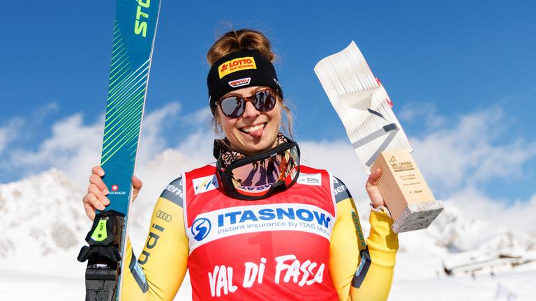 Daniela Maier jubelt am 31.01.2026 mit der Trophäe in Val die Fassa. 