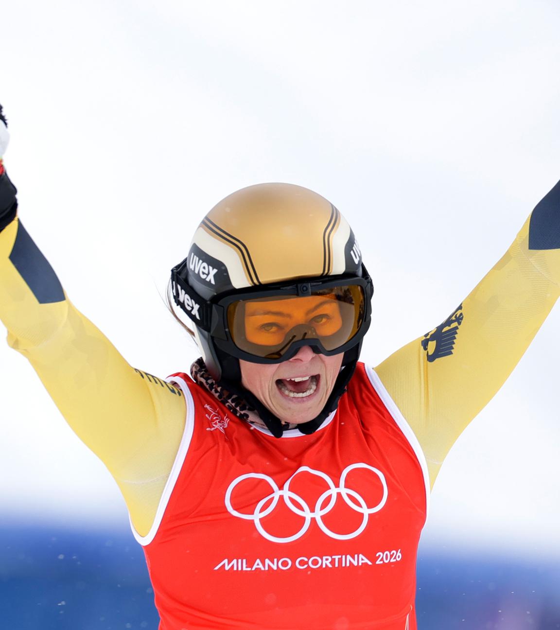 Daniela Maier jubelt am 20.02.2026 in Livigno im Ziel.