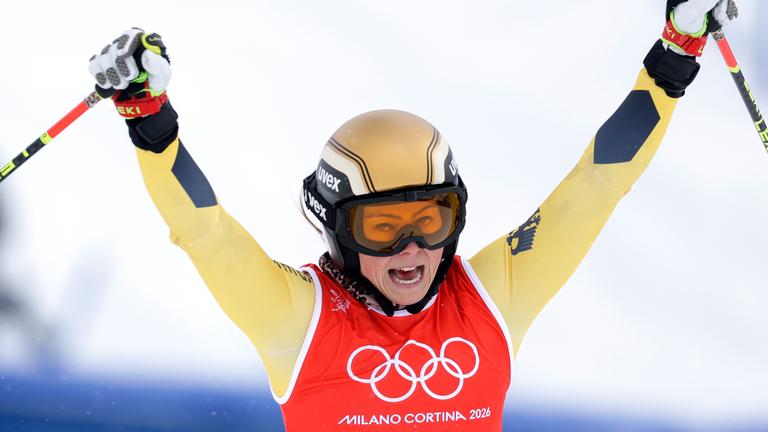 Daniela Maier jubelt am 20.02.2026 in Livigno im Ziel.