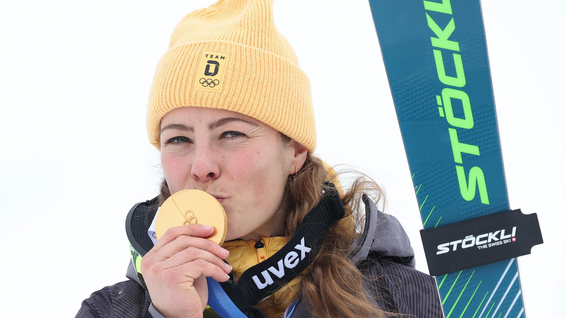Die deutsche Olympiasiegerin Daniela Maier im Ski Cross während der Siegerehrung am 20.02.2026.