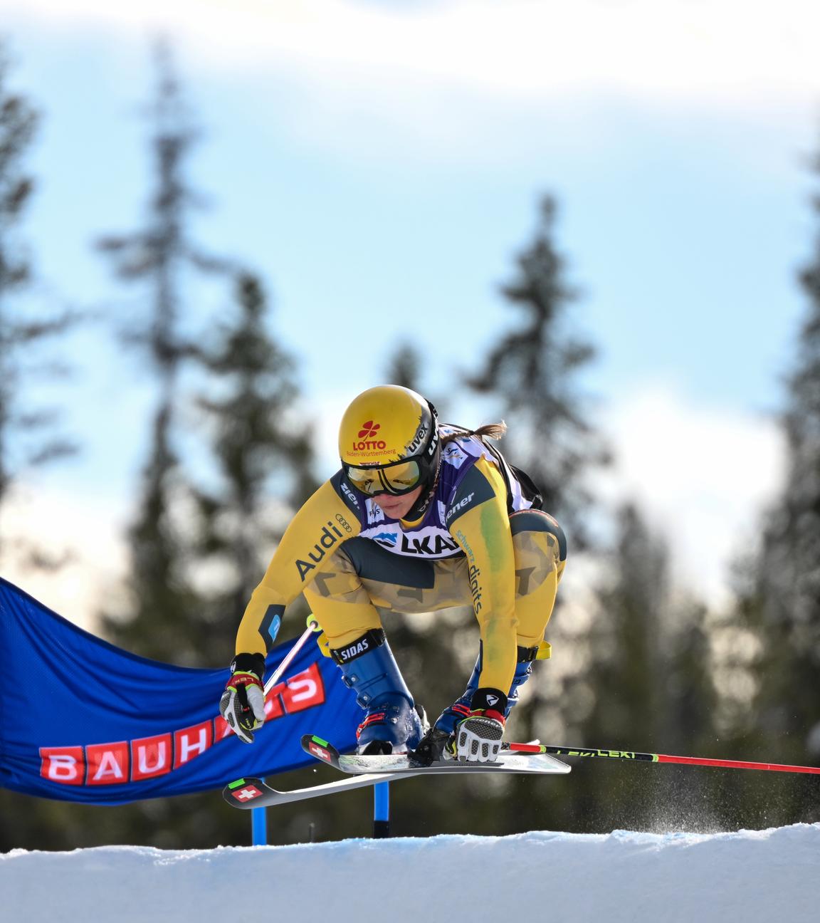 Die deutsche Freestyle-Skifahrerin Daniela Maier springt beim FIS Skicross Weltcup in Gallivare vom Hügel ab