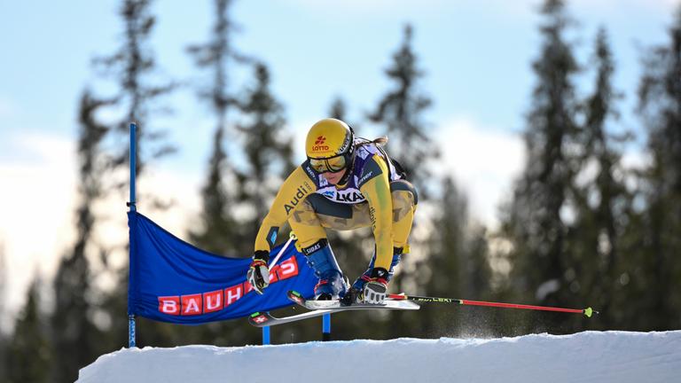 Die deutsche Freestyle-Skifahrerin Daniela Maier springt beim FIS Skicross Weltcup in Gallivare vom Hügel ab