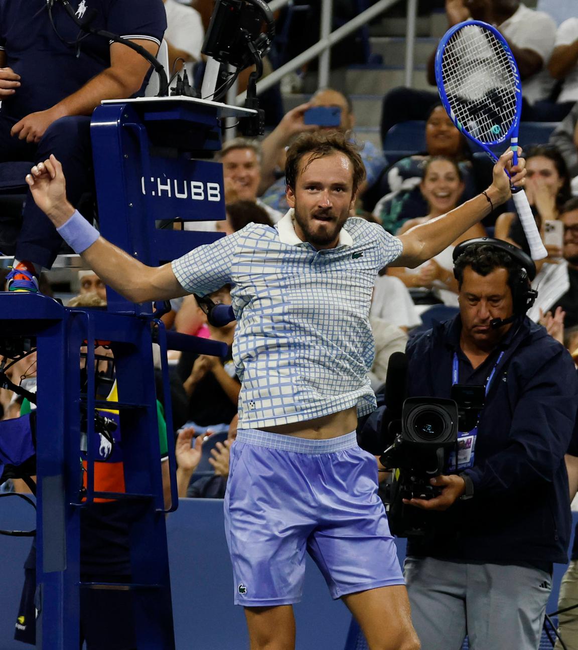 Tennisspieler Daniil Medvedev (li) gestikuliert nach einem gewonnenen Punkt gegen Benjamin Bonzi am ersten Tag der US Open 2025 im USTA Billie Jean King National Tennis Center.