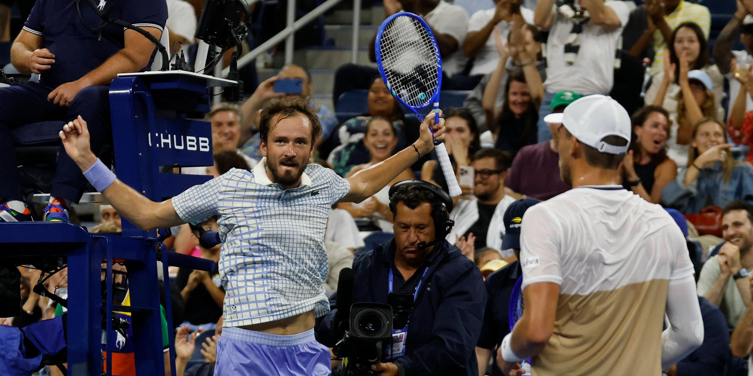 Tennisspieler Daniil Medvedev (li) gestikuliert nach einem gewonnenen Punkt gegen Benjamin Bonzi am ersten Tag der US Open 2025 im USTA Billie Jean King National Tennis Center.
