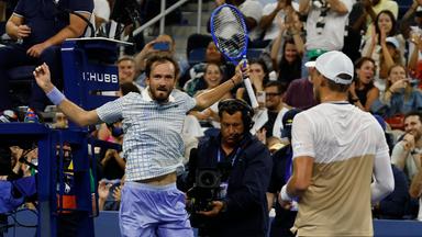 Tennisspieler Daniil Medvedev (li) gestikuliert nach einem gewonnenen Punkt gegen Benjamin Bonzi am ersten Tag der US Open 2025 im USTA Billie Jean King National Tennis Center.