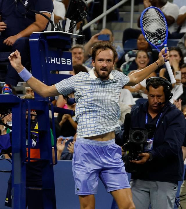 Tennisspieler Daniil Medvedev (li) gestikuliert nach einem gewonnenen Punkt gegen Benjamin Bonzi am ersten Tag der US Open 2025 im USTA Billie Jean King National Tennis Center.