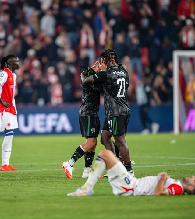 Die Spieler des RC Lens jubeln nach dem 3:2 Sieg gegen Slavia Prag in der Champions League