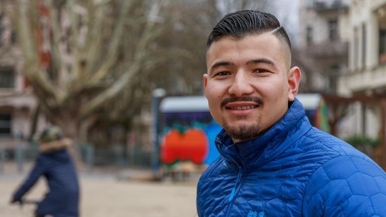 Samir im Portrait mit Blick in die Kamera