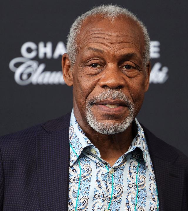 Danny Glover ist während einer Veranstaltung zu sehen und schaut in die Kamera.