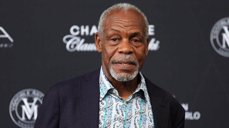 Danny Glover ist während einer Veranstaltung zu sehen und schaut in die Kamera.