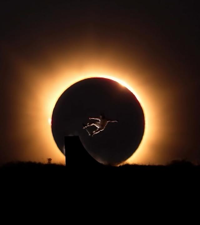 Danny Léon macht einen Skate-Stunt vor der Sonnenfinsternis