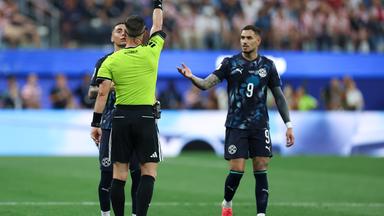 Schiedsrichter Danny Makkelie (vorn) zeigt dem paraguayischen Spieler Miguel Almiron (hunten) die Gelbe Karte.