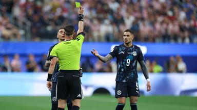 Schiedsrichter Danny Makkelie (vorn) zeigt dem paraguayischen Spieler Miguel Almiron (hunten) die Gelbe Karte.