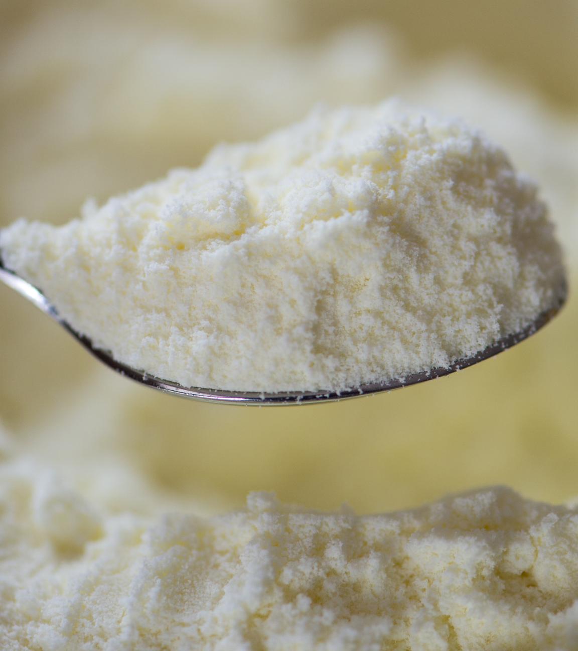 Ein Löffel mit Baby-Milchpulver.