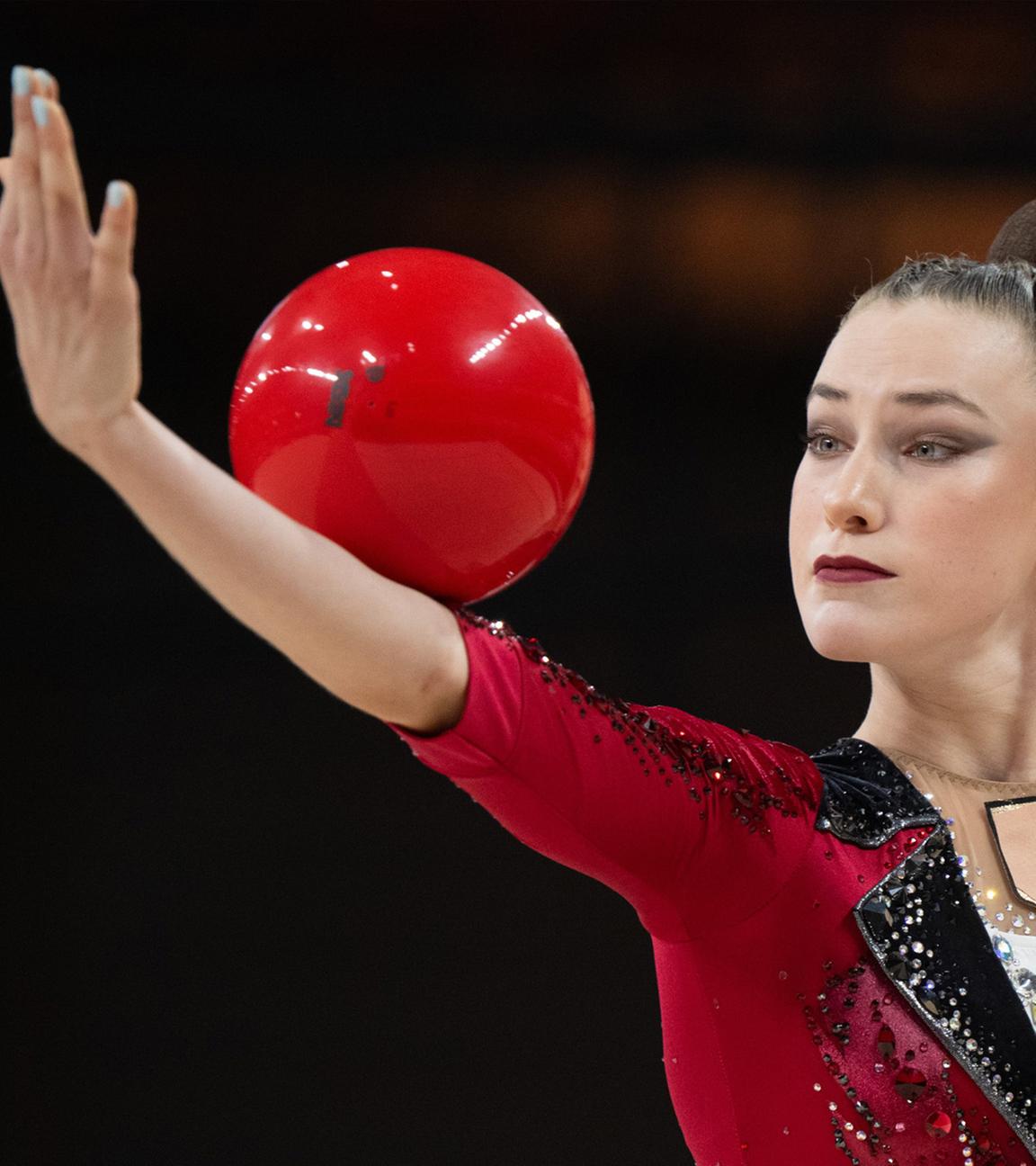 Die Gymnastin Darja Varfolomeev in Aktion mit dem Ball während den Deutschen Meisterschaften der Rythmischen Sportgymnastik in Dresden 01.08.2025