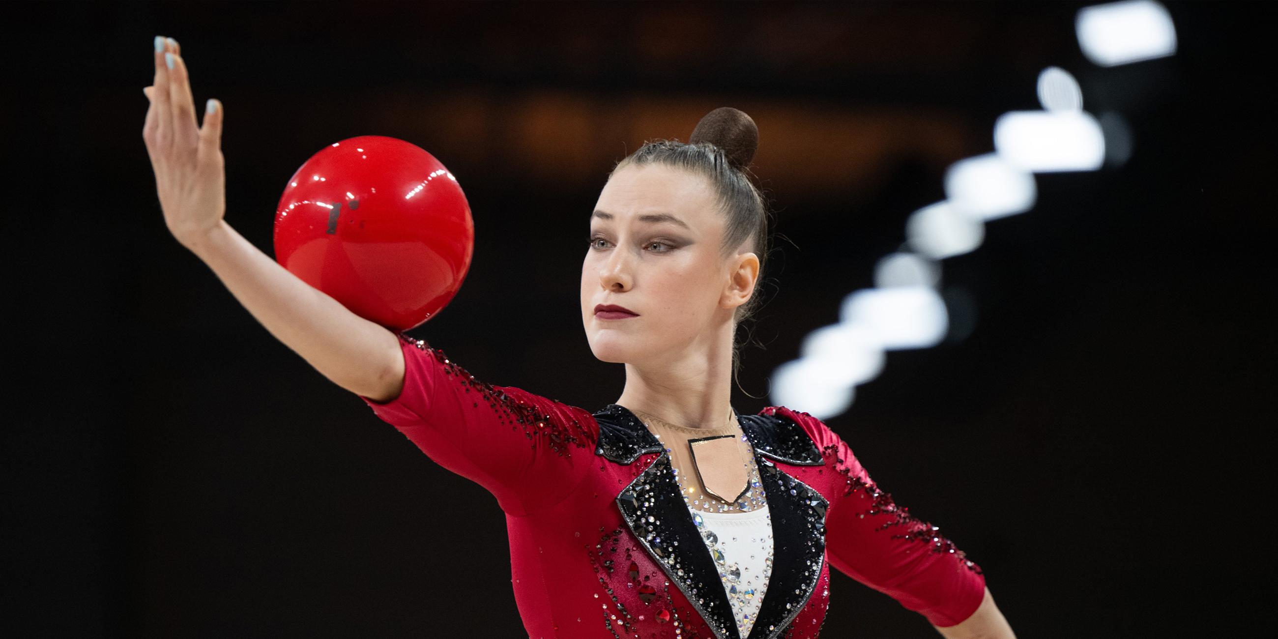 Die Gymnastin Darja Varfolomeev in Aktion mit dem Ball während den Deutschen Meisterschaften der Rythmischen Sportgymnastik in Dresden 01.08.2025
