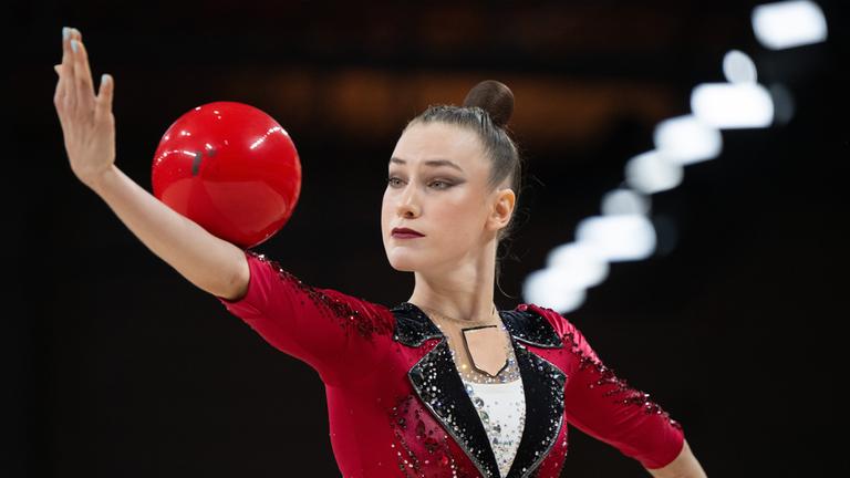 Die Gymnastin Darja Varfolomeev in Aktion mit dem Ball während den Deutschen Meisterschaften der Rythmischen Sportgymnastik in Dresden 01.08.2025