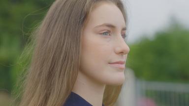 Darja Varfolomeev blickt nachdenklich in die Ferne  