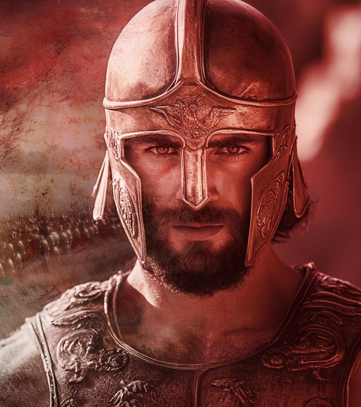 Großaufnahme eines griechischen Soldaten aus der Antike, im Hintergrund ein Trupp marschierender Soldaten