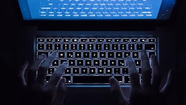 ein mann benutzt am 26.07.2016 in stuttgart (baden-wuerttemberg) die beleuchtete tastatur eines notebooks