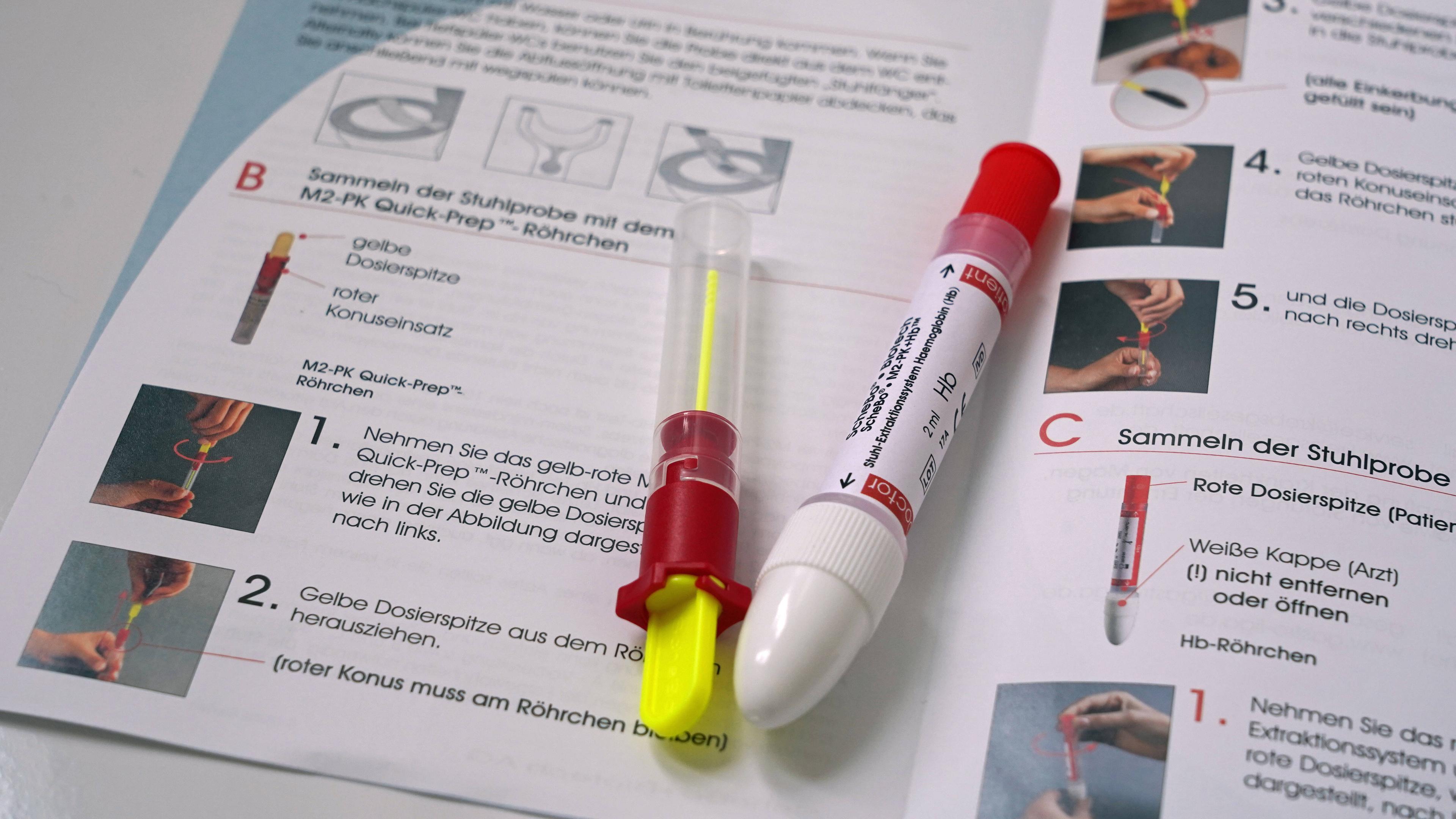 Stuhltest zur Darmkrebsvorsorge (ScheBo M2-PK+Hb) zum Einsenden in ein Labor. 