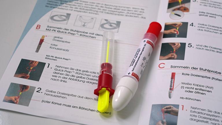 Stuhltest zur Darmkrebsvorsorge (ScheBo M2-PK+Hb) zum Einsenden in ein Labor. 