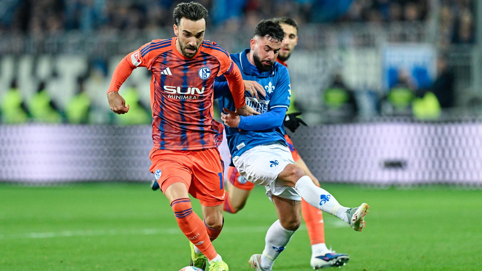 Kenan Karaman (links) vom FC Schalke und Marco Richter von Darmstadt 98 im Zweikampf.