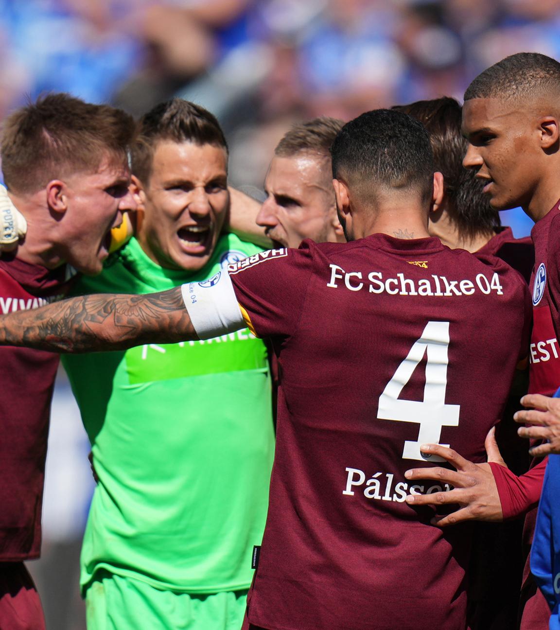 17.04.2022, Hessen, Darmstadt: Fußball: 2. Bundesliga, Darmstadt 98 - FC Schalke 04, 30. Spieltag, Merck-Stadion am Böllenfalltor. Schalkes Mannschaft feiert den 5:2-Sieg.