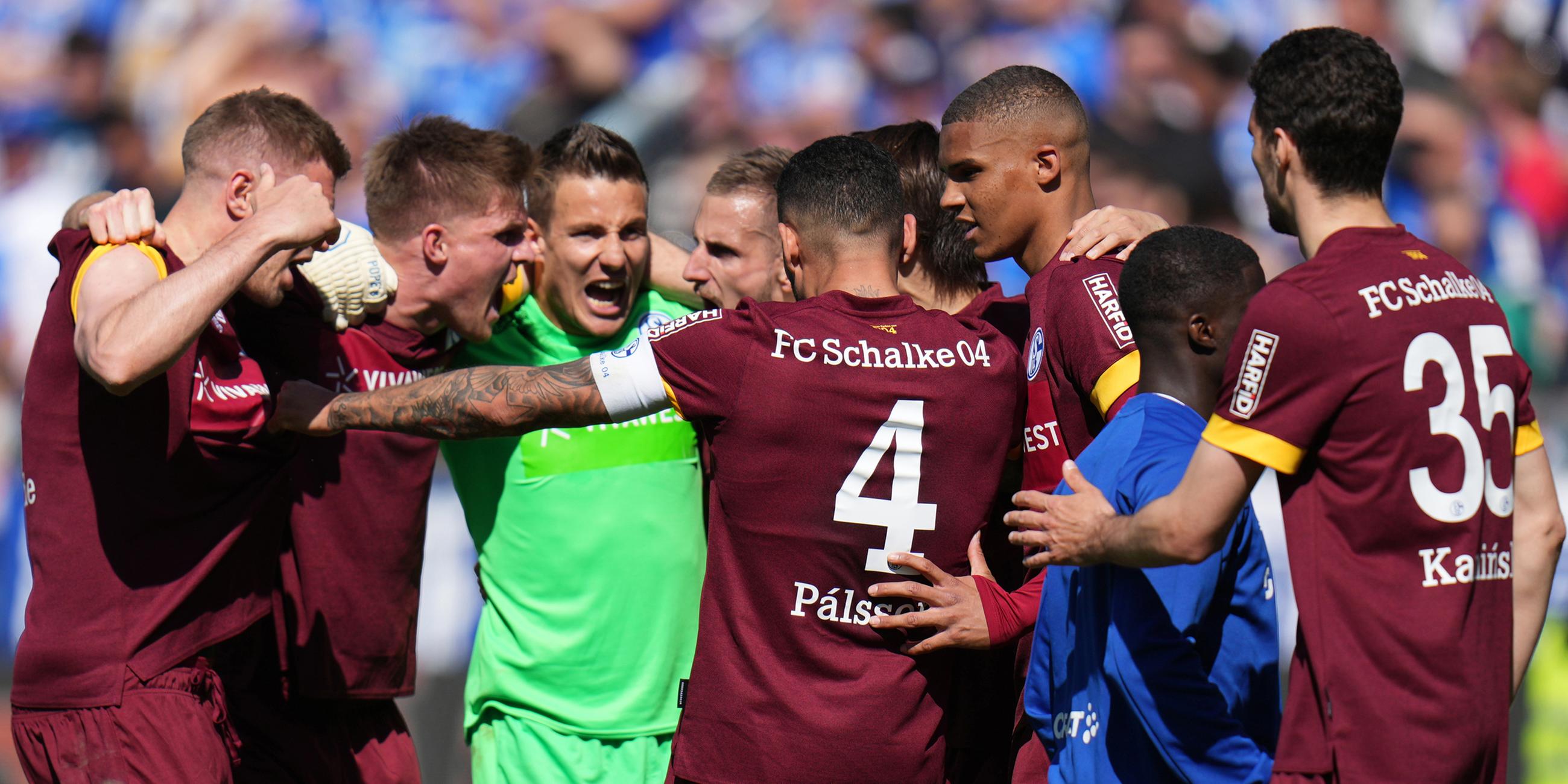 17.04.2022, Hessen, Darmstadt: Fußball: 2. Bundesliga, Darmstadt 98 - FC Schalke 04, 30. Spieltag, Merck-Stadion am Böllenfalltor. Schalkes Mannschaft feiert den 5:2-Sieg.