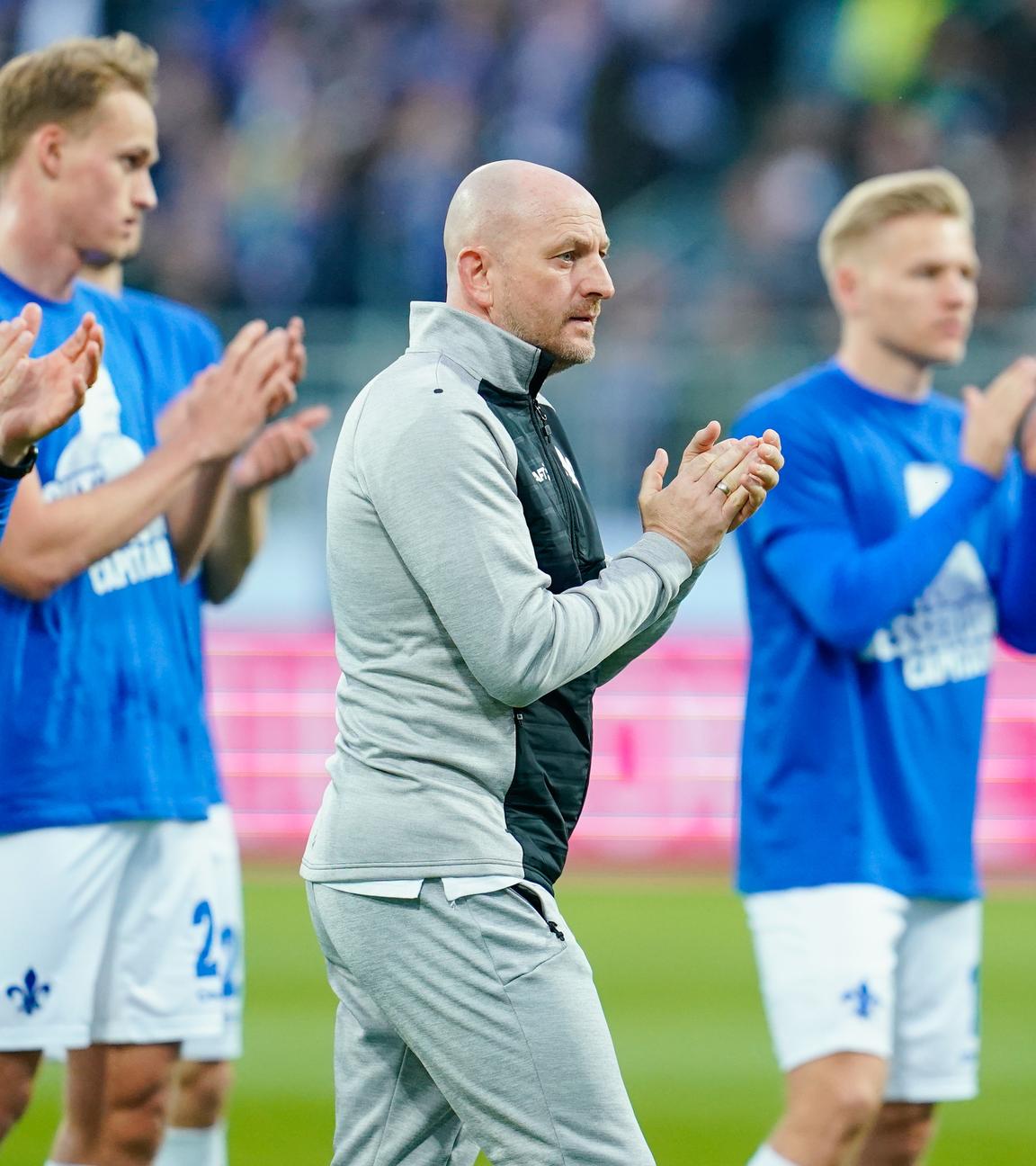 Torsten Lieberknecht und Spieler von Darmstadt 98 bedanken sich für die Unterstützung