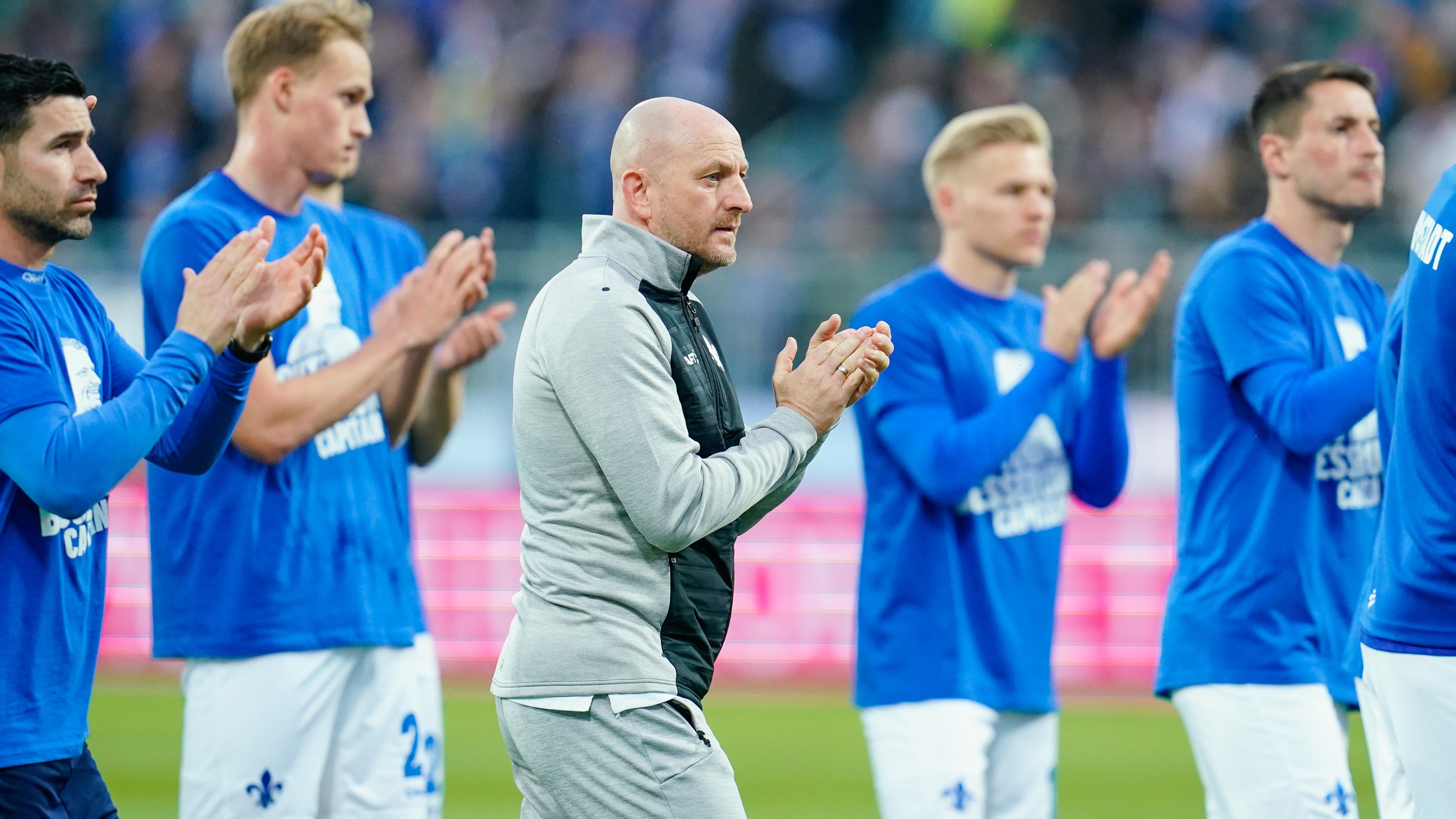 Torsten Lieberknecht und Spieler von Darmstadt 98 bedanken sich für die Unterstützung
