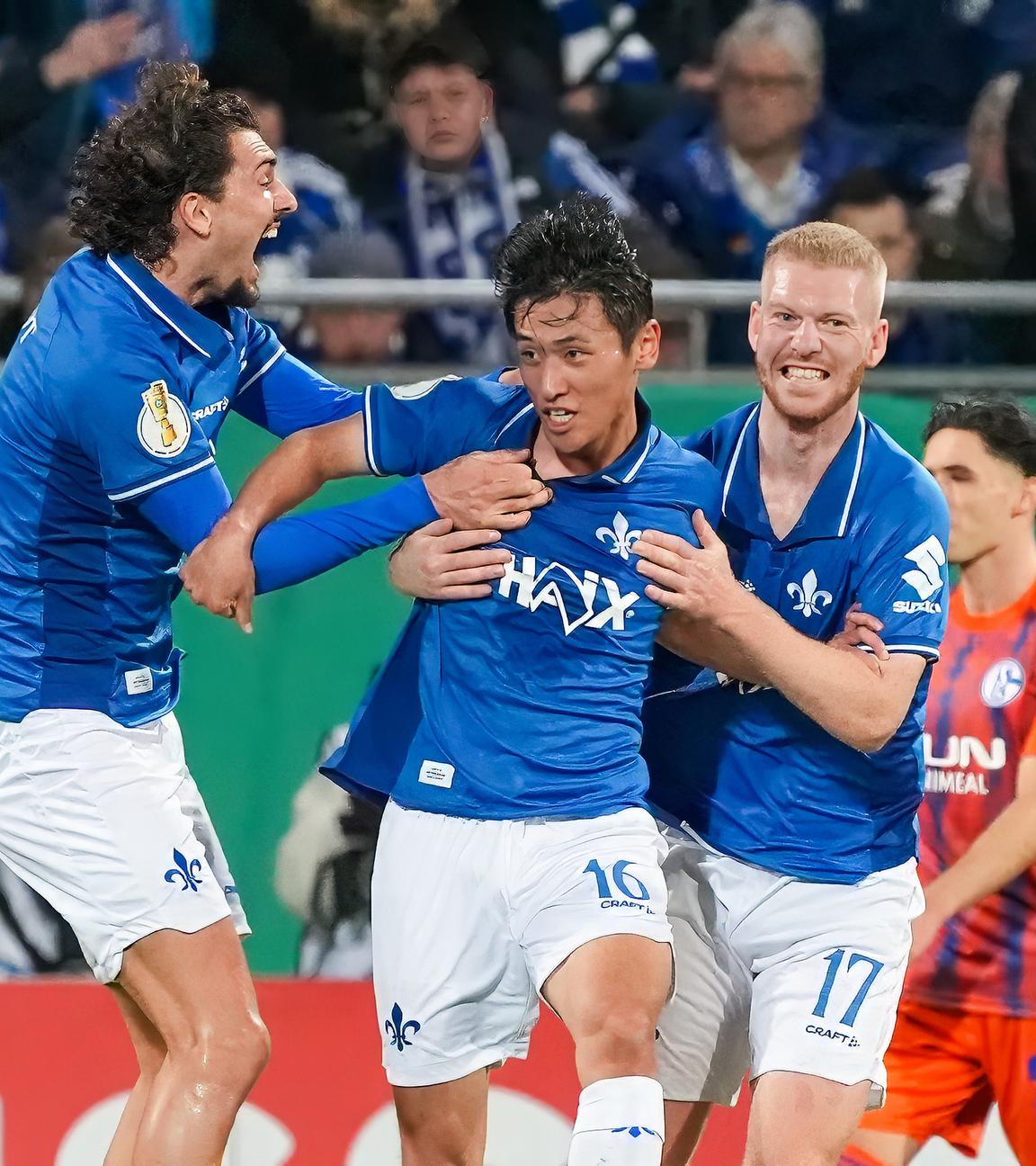 Hiroki Akiyama (SV Darmstadt 98, M) mit Frasier Hornby (SV Darmstadt 98, 09) und Kai Klefisch (SV Darmstadt 98, r) jubeln. 