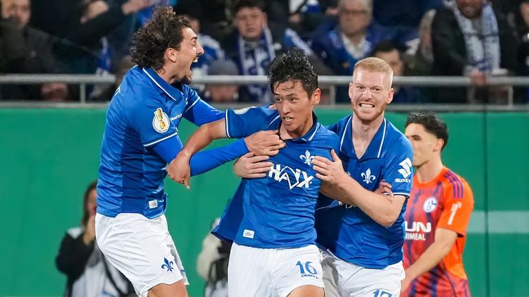 Hiroki Akiyama (SV Darmstadt 98, M) mit Frasier Hornby (SV Darmstadt 98, 09) und Kai Klefisch (SV Darmstadt 98, r) jubeln. 