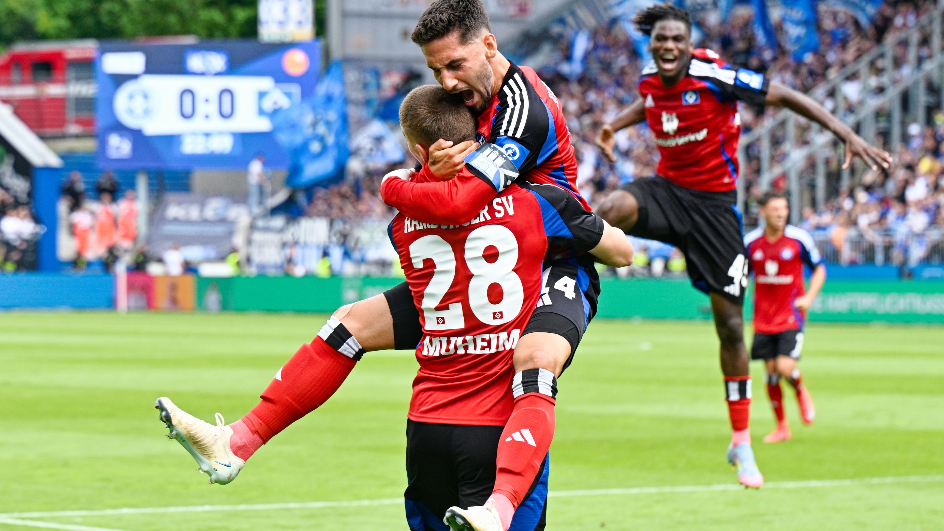 Hamburgs Torschütze Ludovit Reis jubelt mit Hamburgs Miro Muheim über das Tor zum 0:1 gegen Darmstadt am 03.05.2025.